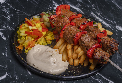¡nuevo-•-beef-kebab-en-plato